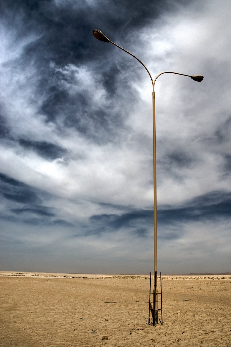 Qatar street lamp in desert | Kai-Henrik Barth Photography